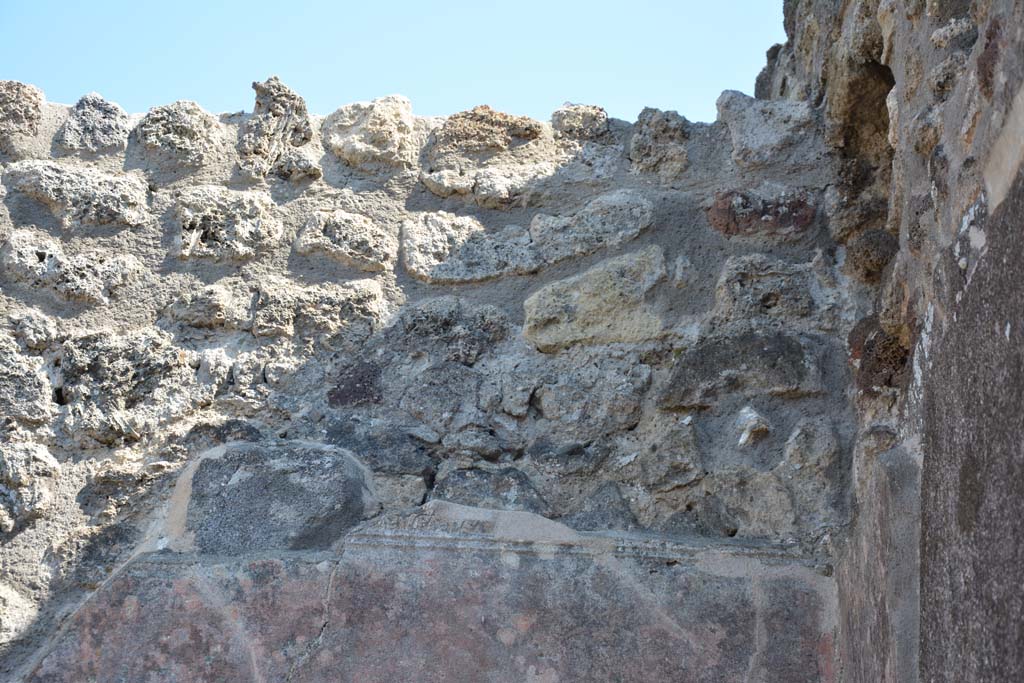 IX.5.6 Pompeii. May 2017. West ala d, stucco decoration remaining on upper south wall in south-west corner.
Foto Christian Beck, ERC Grant 681269 DCOR.
