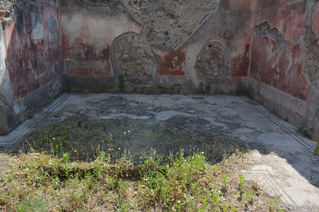 IX.5.6 Pompeii. May 2017. West ala d, looking west across impluvium in atrium towards flooring in ala d.
Foto Christian Beck, ERC Grant 681269 DCOR.

