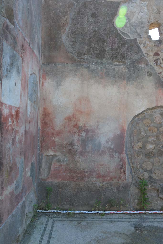 IX.5.6 Pompeii. May 2017. West ala d, west wall in south-west corner.
Foto Christian Beck, ERC Grant 681269 DCOR.

