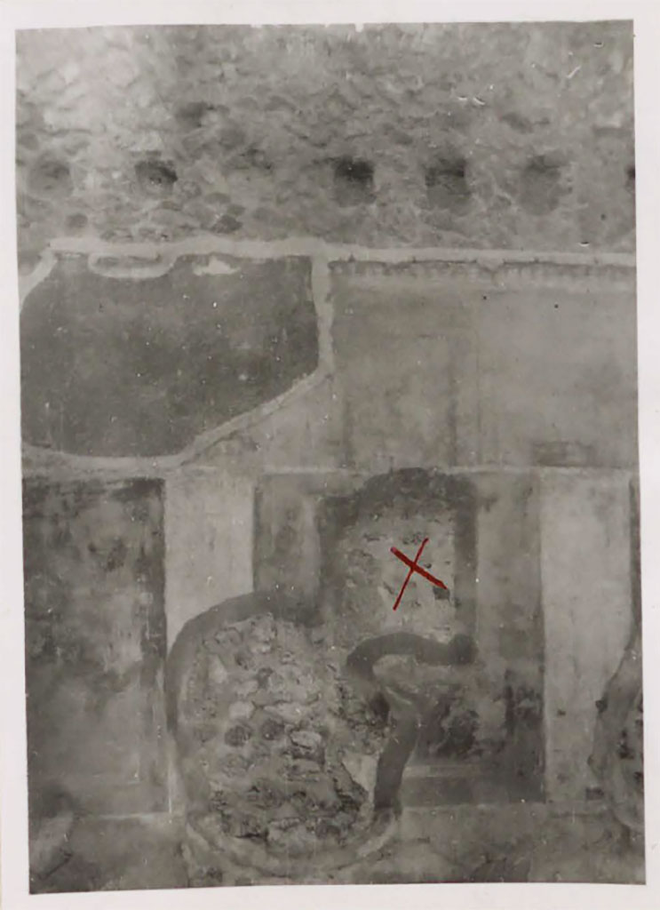 IX.5.6 Pompeii. Pre-1942. 
Room 5, west wall of ala, X marks the spot where the painting of Hercules and Auge was found, cut out and taken to the Museum.
See Warscher, T. 1942. Catalogo illustrato degli affreschi del Museo Nazionale di Napoli. Sala LXXX. Vol.2. Rome, Swedish Institute.
