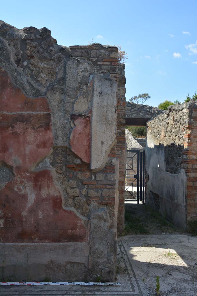 IX.5.6 Pompeii. May 2017. 
West ala d, east end of north wall joining to atrium, looking north to entrance corridor and doorway.
Foto Christian Beck, ERC Grant 681269 DCOR.

