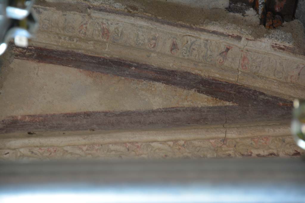 IX.5.6 Pompeii. May 2017. Room h, upper east wall at north end showing purple border below stucco.
Foto Christian Beck, ERC Grant 681269 DCOR.
