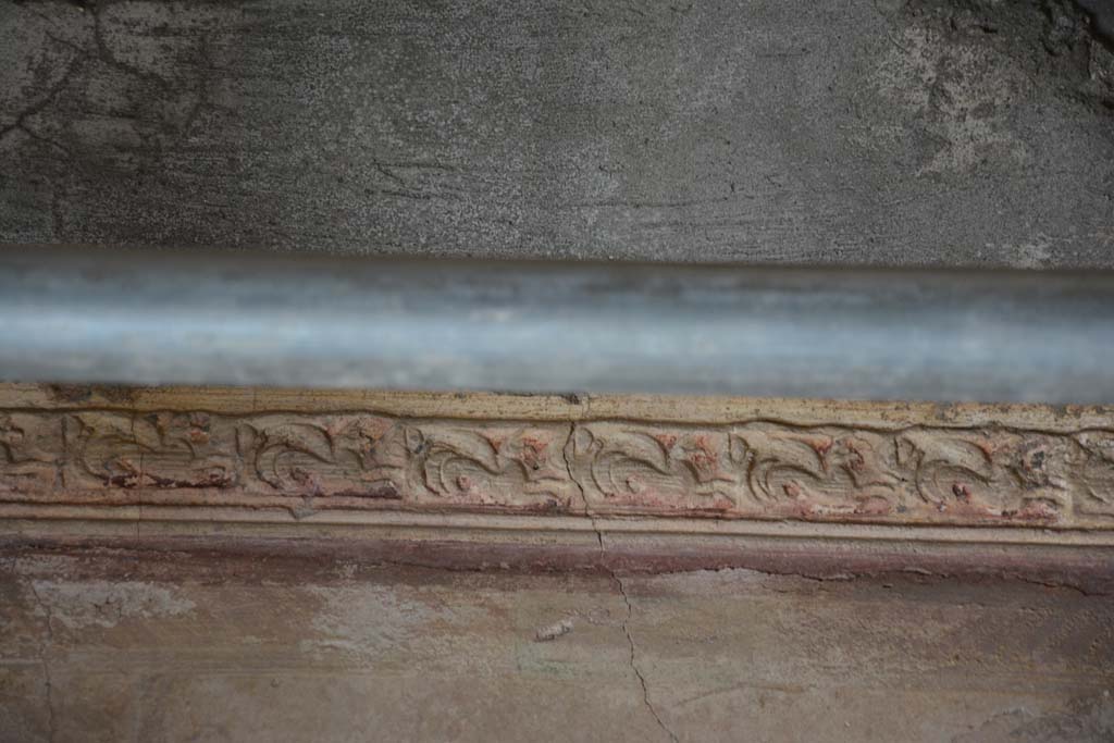 IX.5.6 Pompeii. May 2017. Room h, upper south wall, the entire stucco cornice was preserved showing marine griffins.  
Foto Christian Beck, ERC Grant 681269 DCOR.
