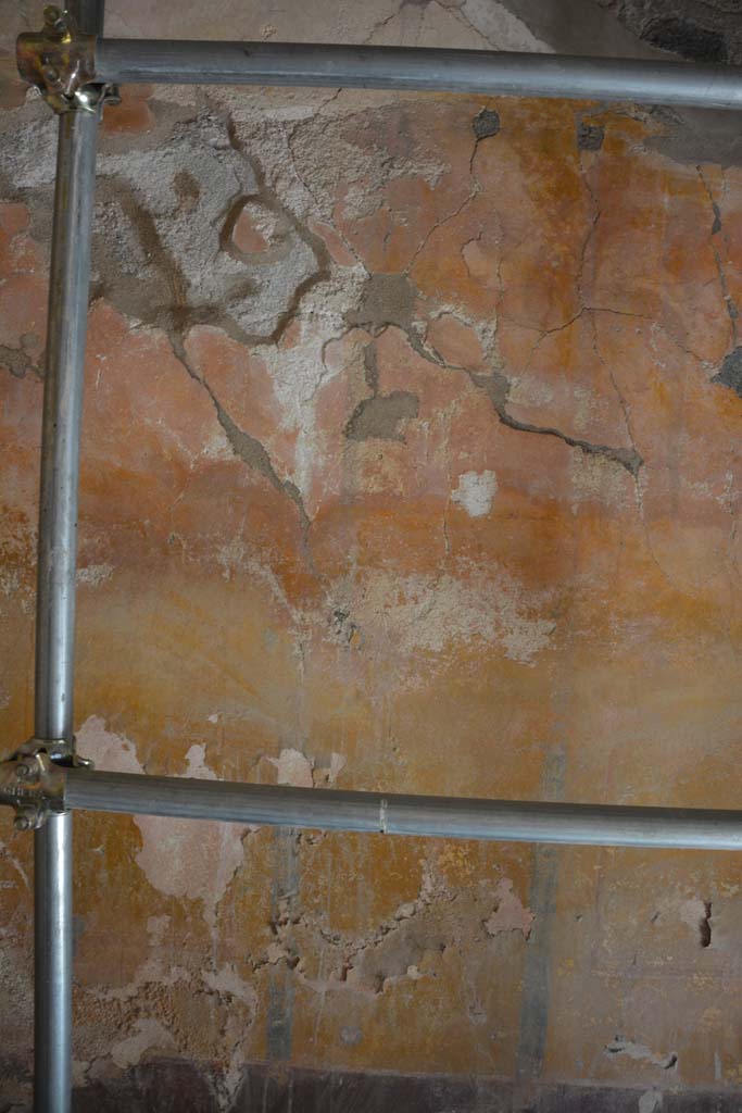 IX.5.6 Pompeii. May 2017. Room h, centre of north wall. 
Foto Christian Beck, ERC Grant 681269 DCOR.
According to Sogliano -On the north wall was a painting of Silenus and a Bacchante.
See Sogliano, A., 1879. Le pitture murali campane scoverte negli anni 1867-79. Napoli: Giannini. (p.42, no.180).
