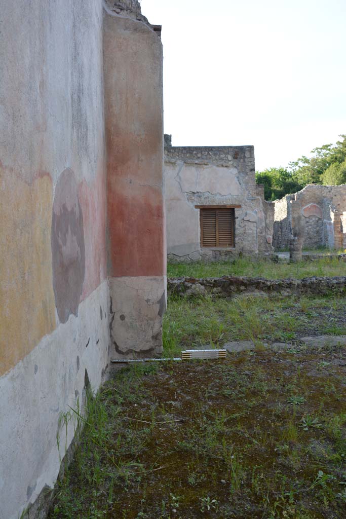 IX.5.9 Pompeii. May 2017. 
Room p, looking north to north-west corner and through doorway onto peristyle.
Foto Christian Beck, ERC Grant 681269 DCOR.
