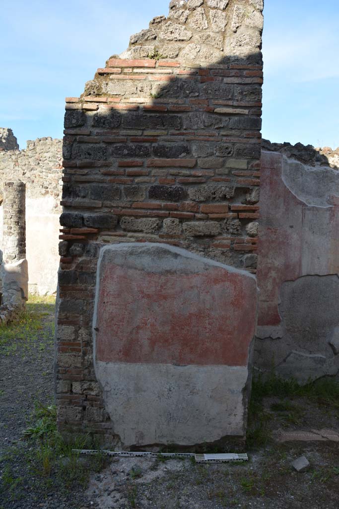 IX.5.9 Pompeii. May 2017. Room p, wide pilaster on east side of doorway.
Foto Christian Beck, ERC Grant 681269 DCOR.
