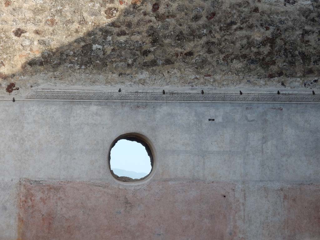 IX.5.9 Pompeii. June 2019. Room “p”, south wall with circular window. Photo courtesy of Buzz Ferebee.