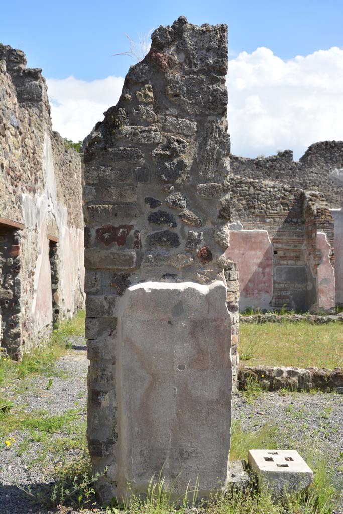 IX.5.9 Pompeii. May 2017. 
Room “b”, looking south to pilaster in south-east corner of atrium, dividing it from north portico.
Foto Christian Beck, ERC Grant 681269 DÉCOR.
