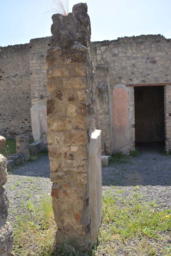 IX.5.9 Pompeii. May 2017. 
Room “b”, looking west to pilaster in south-east corner of atrium, with north portico, on left, and atrium “b”, on right.
Foto Christian Beck, ERC Grant 681269 DÉCOR.
