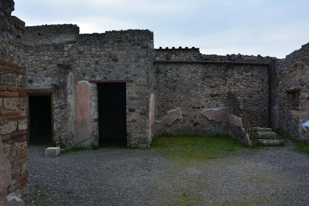 IX.5.9 Pompeii. March 2017. Room “b”, looking towards west side of atrium with doorways to rooms “l (L)”, “e”, “d” and “c”.
Foto Christian Beck, ERC Grant 681269 DÉCOR.
