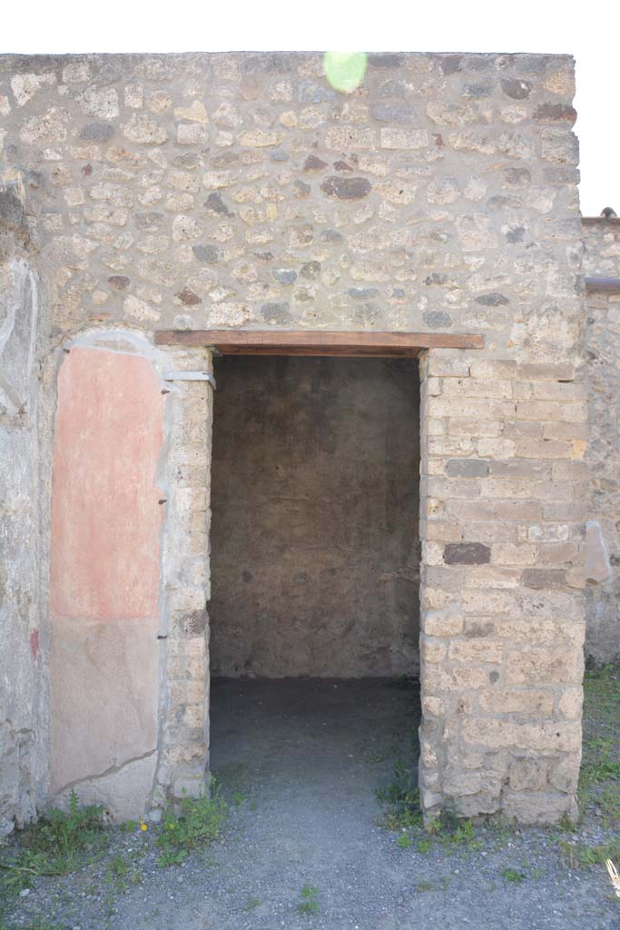 IX.5.9 Pompeii. May 2017. 
Room e, looking west to doorway in south-west corner of atrium b. 
Foto Christian Beck, ERC Grant 681269 DCOR.
