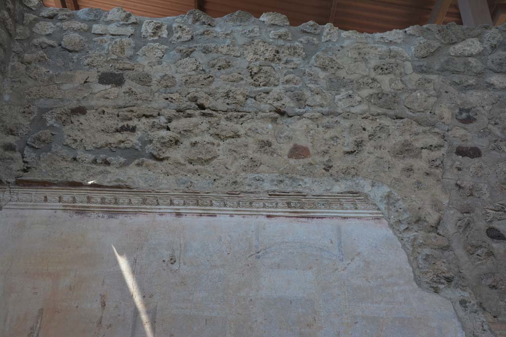 IX.5.11 Pompeii. May 2017. Room k, detail of stucco cornice and remaining painted decorations below it.
Foto Christian Beck, ERC Grant 681269 DCOR.
