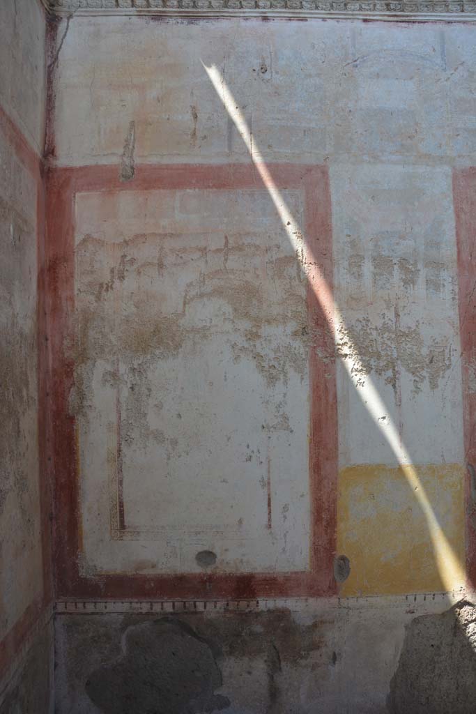 IX.5.11 Pompeii. May 2017. Room k, panel at west end of north wall with faded figure in centre.
Foto Christian Beck, ERC Grant 681269 DCOR.
