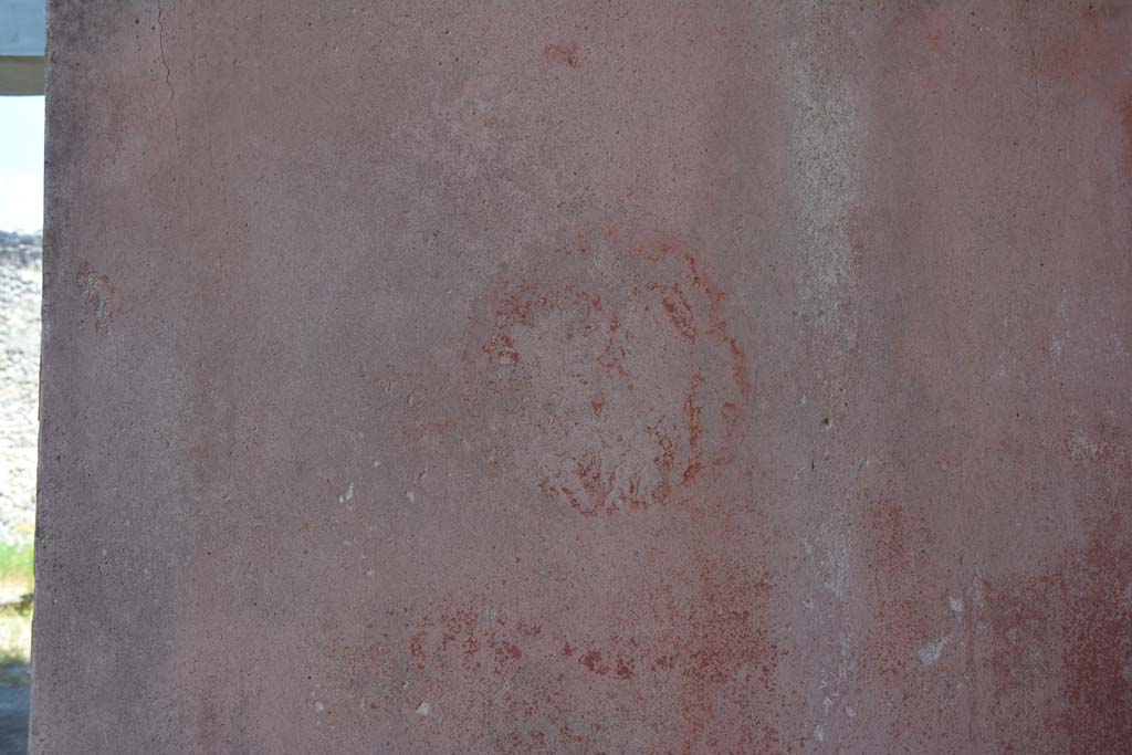 IX.5.11 Pompeii. May 2017. Room e, faded medallion with two figures from east end of south wall. 
Foto Christian Beck, ERC Grant 681269 DCOR.

