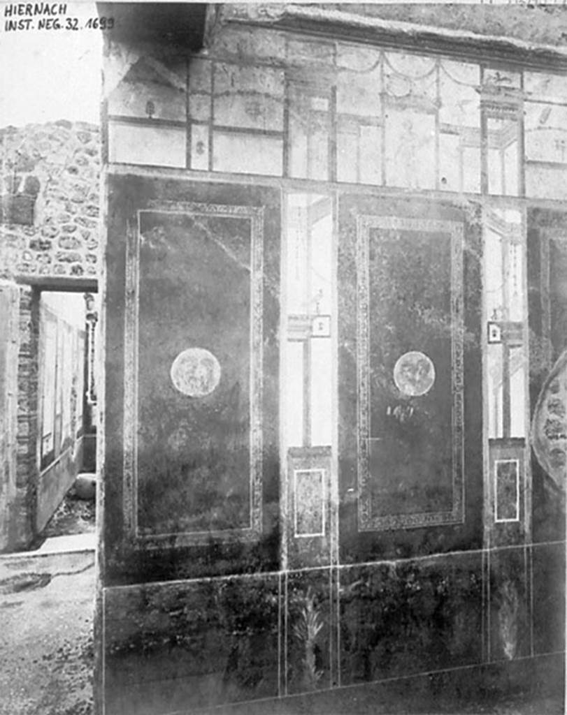 IX.5.11 Pompeii. 1932.  Room 8, ala, south wall with two medallions each with two busts.
DAIR 32.1699. Photo  Deutsches Archologisches Institut, Abteilung Rom, Arkiv. 
See http://arachne.uni-koeln.de/item/marbilderbestand/917170
