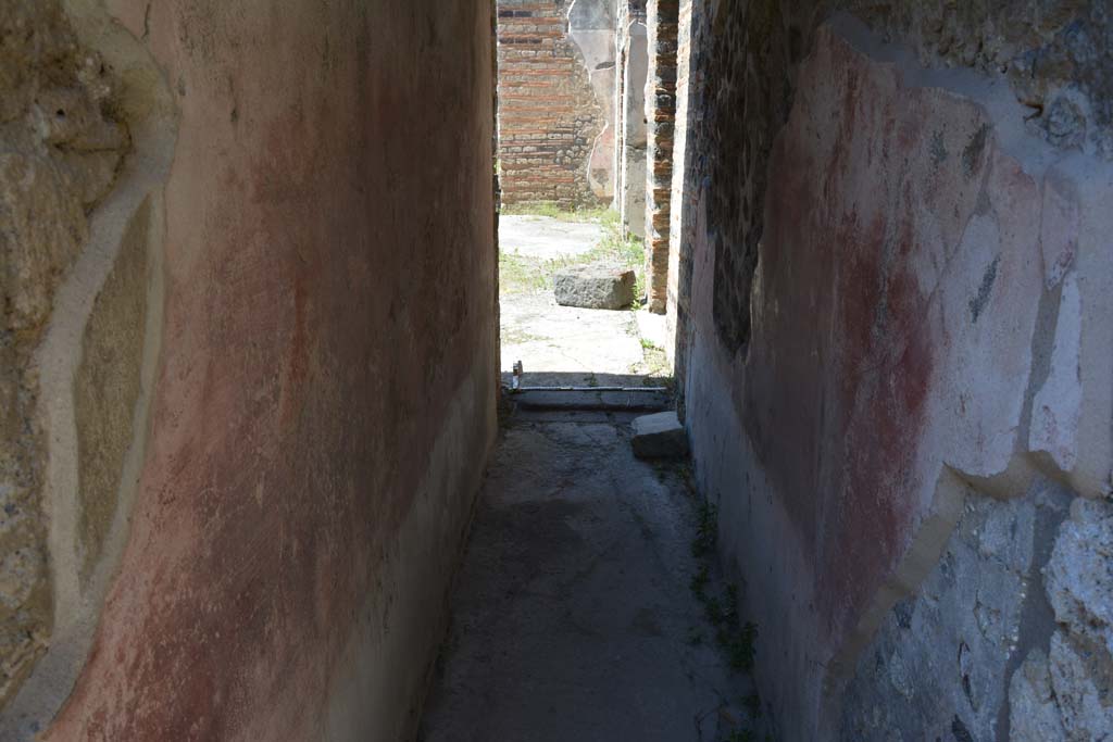 IX.5.11 Pompeii. May 2017. Room m, looking north along corridor towards atrium.
Foto Christian Beck, ERC Grant 681269 DCOR.
