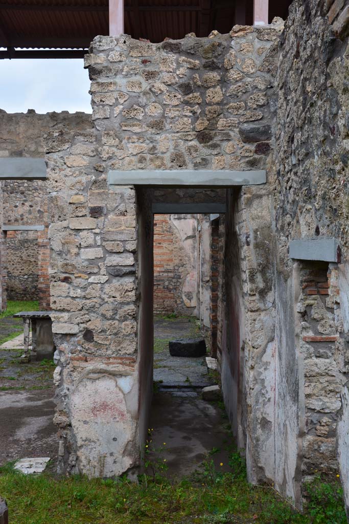 IX.5.11 Pompeii. March 2017. 
Room m, looking north through doorway from peristyle/garden area. 
Foto Christian Beck, ERC Grant 681269 DCOR.
