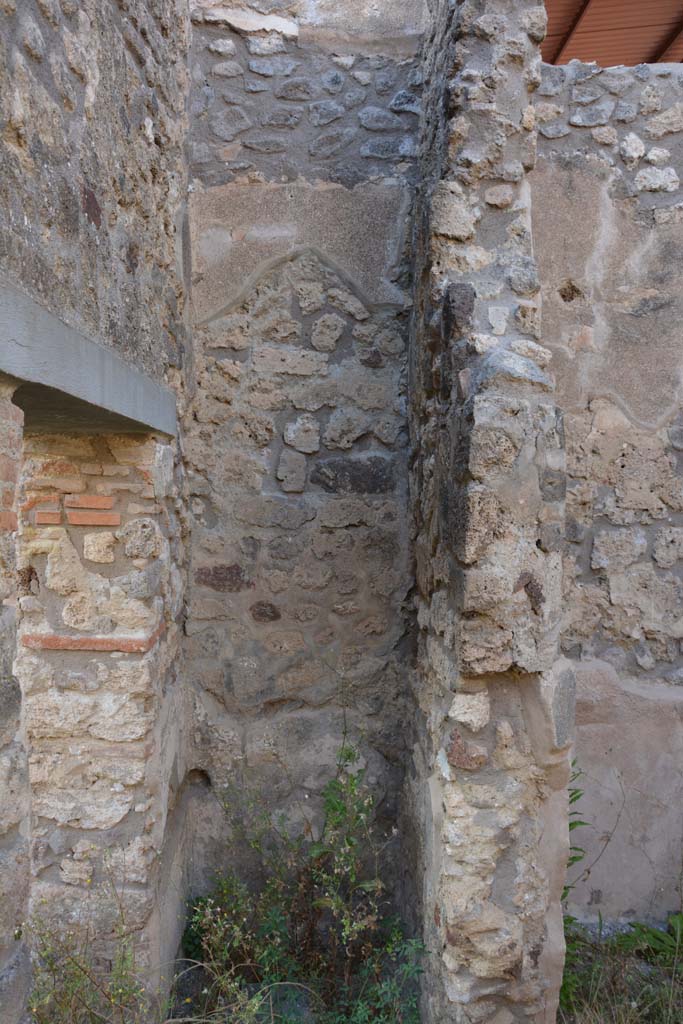 IX.5.11 Pompeii. May 2017. 
Room r, alcove between doorway to peristyle n, on left, and room s, on right.
Foto Christian Beck, ERC Grant 681269 DCOR.
