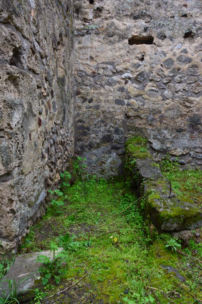 IX.5.11 Pompeii. March 2017. Room v, looking south towards latrine. 
Foto Christian Beck, ERC Grant 681269 DCOR.
