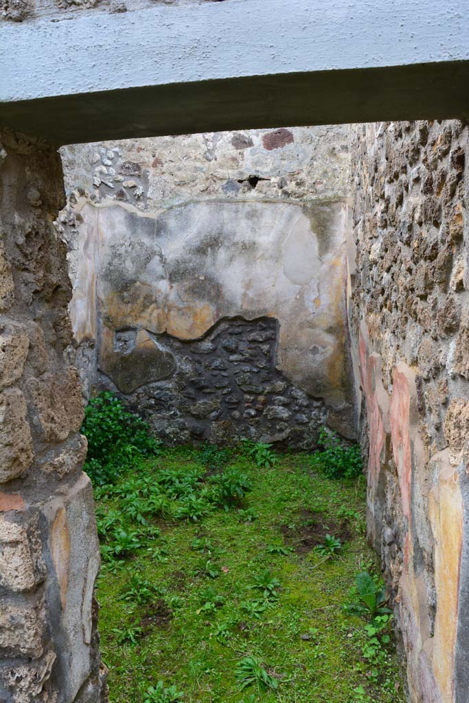 IX.5.11 Pompeii. March 2017. Room p, looking west through doorway from peristyle n.
Foto Christian Beck, ERC Grant 681269 DÉCOR.
