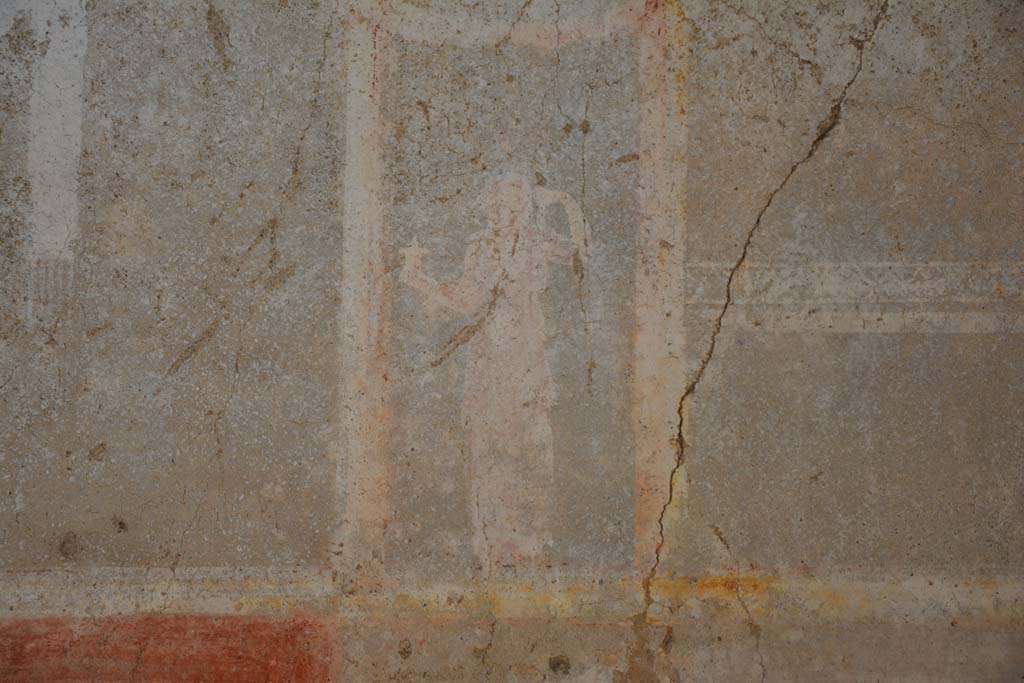 IX.5.11 Pompeii. May 2017. Room g, detail of figure from upper north wall, on east (right) side.
Foto Christian Beck, ERC Grant 681269 DCOR.
According to PPM 
On the upper white north wall on east side of central panel, within a painted aedicula surmounted by a painting of a still-life of pomegranates, was a female figure with a cornucopia.
(p.558)
