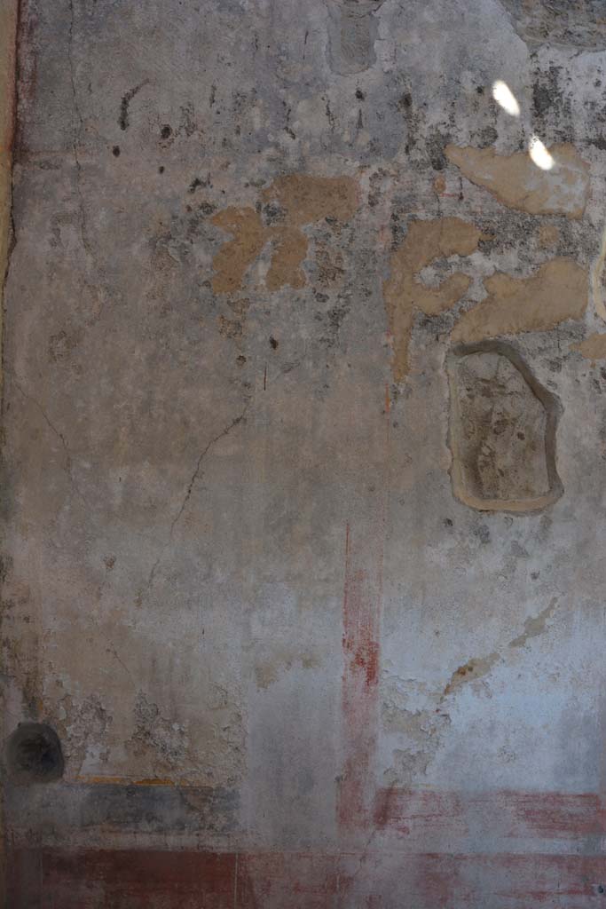 IX.5.11 Pompeii. May 2017. 
Room g, detail of remaining painted decoration on north side of central panel on east wall.
Foto Christian Beck, ERC Grant 681269 DCOR.

