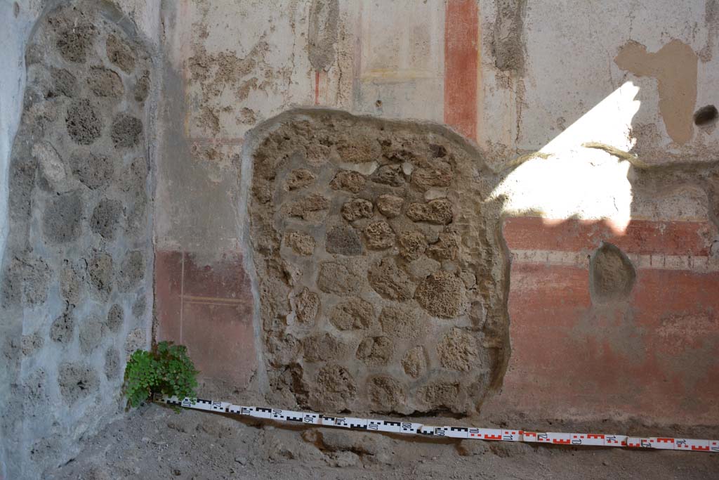 IX.5.11 Pompeii. May 2017. Room g, detail from lower south wall at east end.
Foto Christian Beck, ERC Grant 681269 DCOR.

