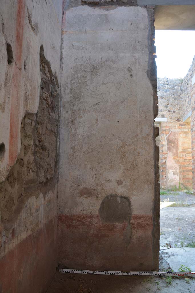 IX.5.11 Pompeii. May 2017. Room g, west wall in south-west corner, with doorway to atrium b.
Foto Christian Beck, ERC Grant 681269 DCOR.
