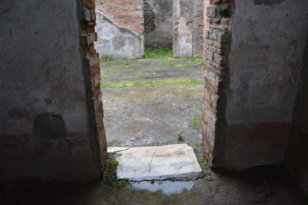 IX.5.11 Pompeii. March 2017. Room g, looking west through doorway into atrium b.
Foto Christian Beck, ERC Grant 681269 DCOR.
