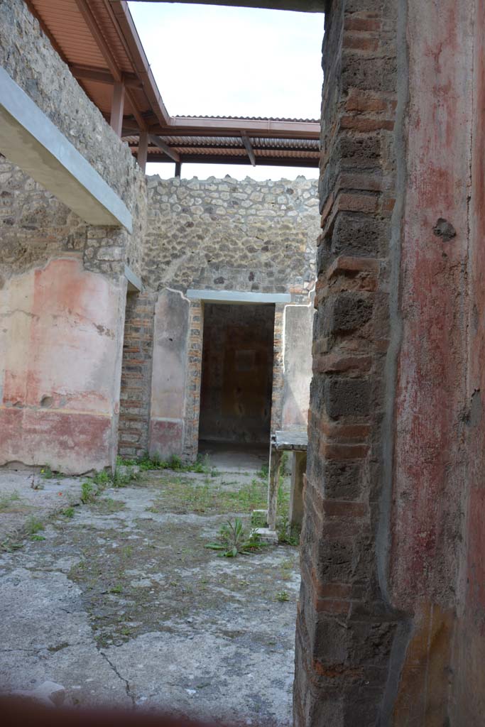 IX.5.11 Pompeii. May 2017. 
Room i, looking west through doorway to atrium b, with wall of north-west corner, on right.
Foto Christian Beck, ERC Grant 681269 DCOR.
