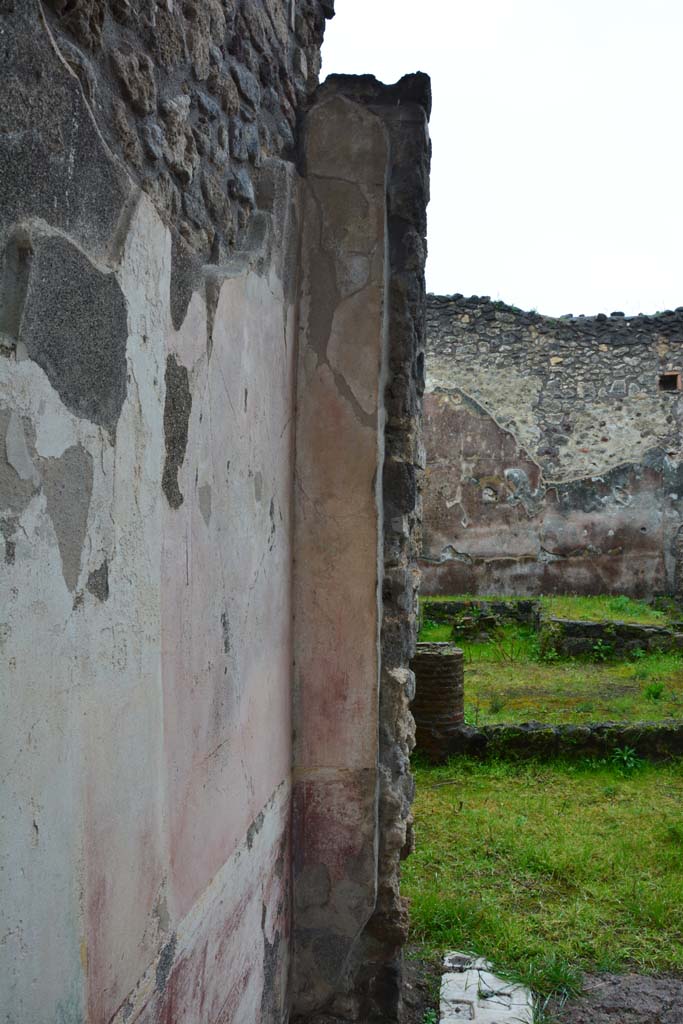 IX.5.11 Pompeii. March 2017. 
Room I (L), looking south along east wall towards peristyle/garden area.
Foto Christian Beck, ERC Grant 681269 DCOR.
