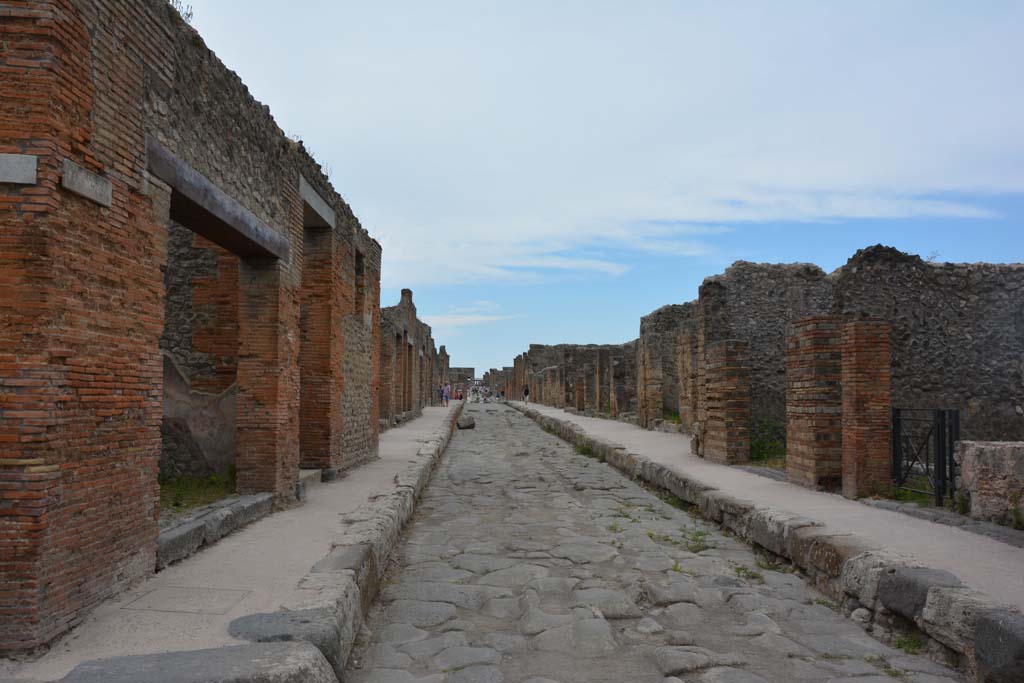 IX.5.12 Pompeii. May 2017. Looking west along Via di Nola from entrance doorway, on left.
Foto Christian Beck, ERC Grant 681269 DCOR.

