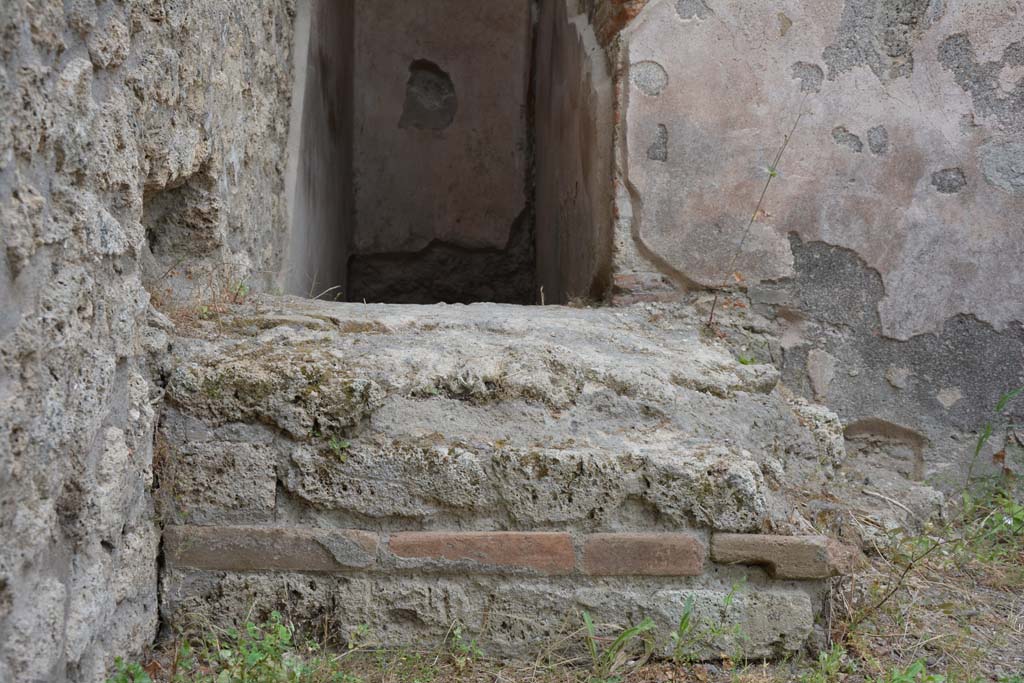 IX.5.12 Pompeii. May 2017. Detail of base of steps.
Foto Christian Beck, ERC Grant 681269 DCOR.

