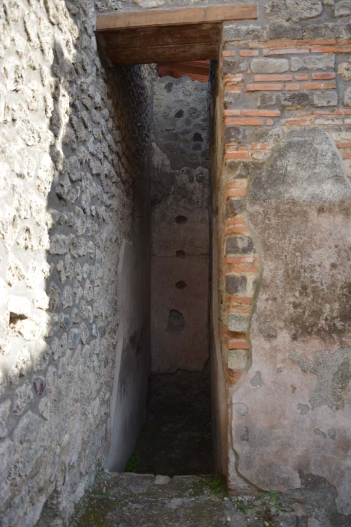 IX.5.12 Pompeii. March 2017. Narrow area in south-east corner of shop.
Foto Christian Beck, ERC Grant 681269 DCOR.
