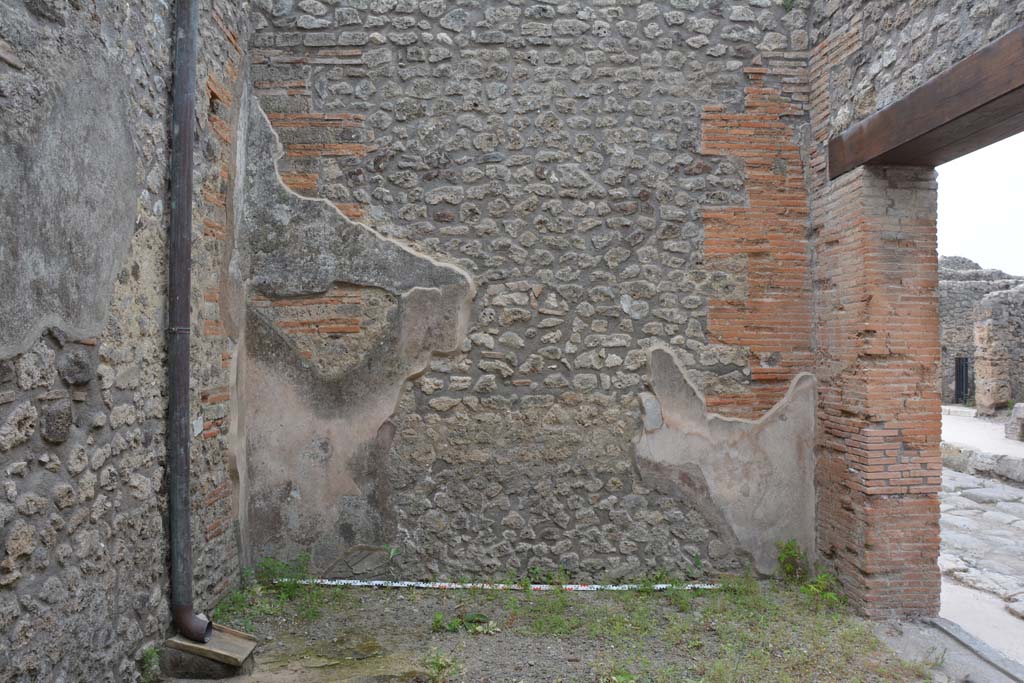 IX.5.12 Pompeii. May 2017. Looking towards west wall of shop-room.
Foto Christian Beck, ERC Grant 681269 DCOR.
