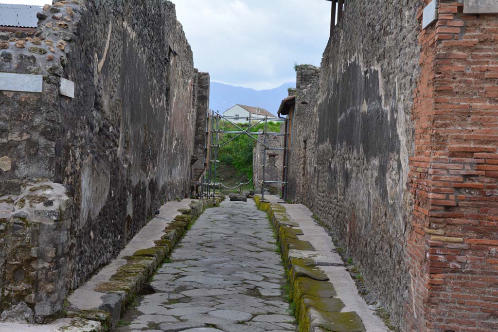 Vicolo del Centenario, Pompeii. March 2017. Looking south from Via di Nola.
Foto Christian Beck, ERC Grant 681269 DCOR.
