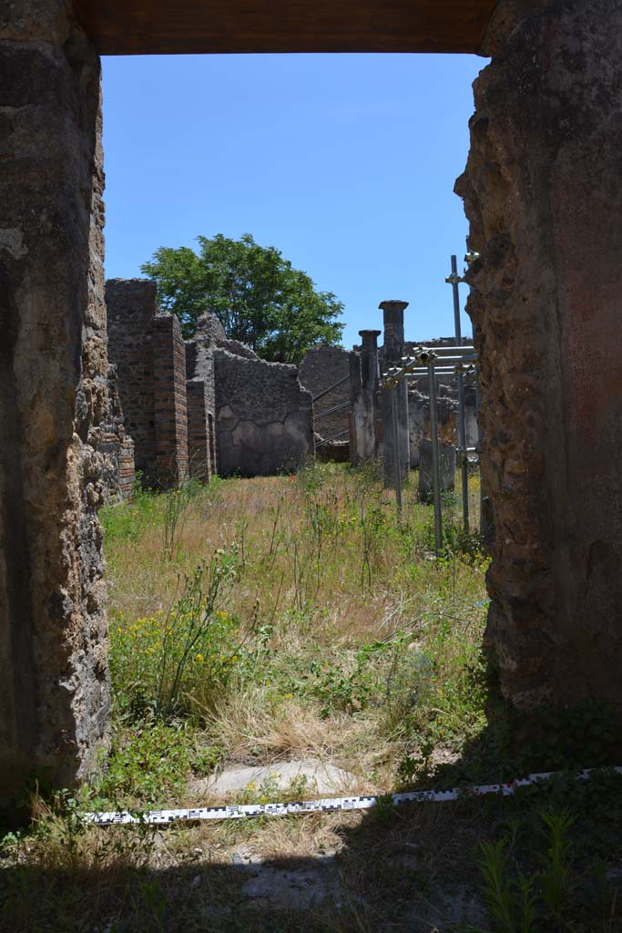 IX.5.14 Pompeii. May 2017. Room L, south wall with doorway to peristyle k.
Foto Christian Beck, ERC Grant 681269 DCOR.
