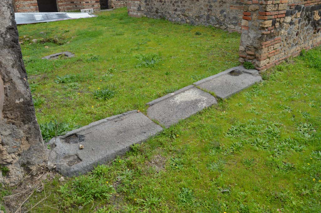 IX.5.14 Pompeii. March 2018. Looking east across threshold from portico k, into atrium, from outside doorway to room L.
Foto Taylor Lauritsen, ERC Grant 681269 DCOR.


