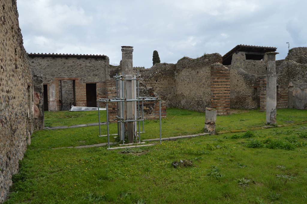 IX.5.14 Pompeii. March 2018. Portico k, looking east towards atrium and across to entrance doorway
Foto Taylor Lauritsen, ERC Grant 681269 DCOR.

