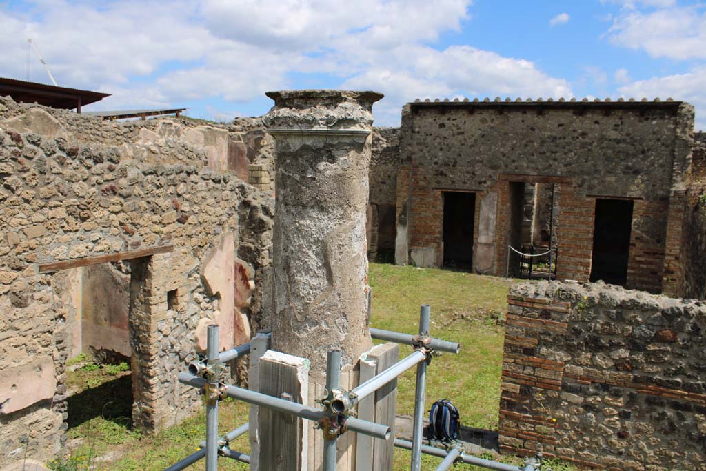 IX.5.14 Pompeii. May 2019. Room k, looking east towards column in peristyle, and across atrium towards entrance doorway.
Foto Christian Beck, ERC Grant 681269 DCOR.
