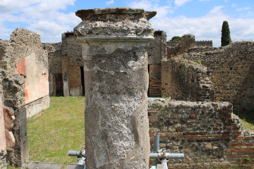IX.5.14 Pompeii. May 2019. Room k, looking east towards column in peristyle. 
Foto Christian Beck, ERC Grant 681269 DCOR.
