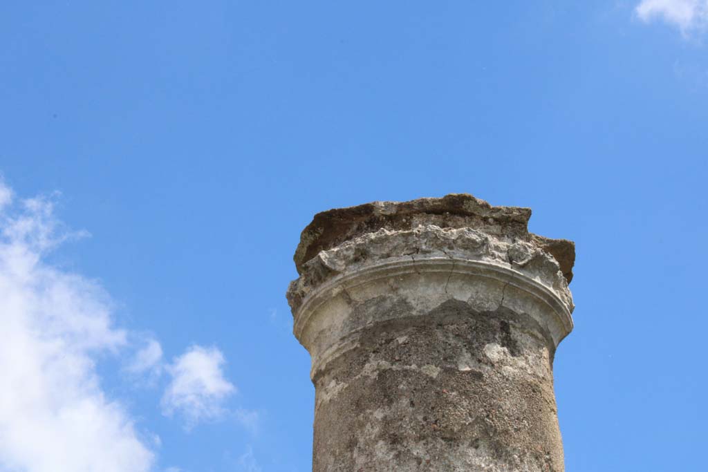 IX.5.14 Pompeii. May 2019. Room k, detail from top of column in peristyle. 
Foto Christian Beck, ERC Grant 681269 DCOR.

