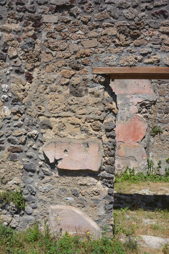 IX.5.14 Pompeii. May 2017. Peristyle k, north-east corner, west side of doorway to room L.
Foto Christian Beck, ERC Grant 681269 DCOR.
