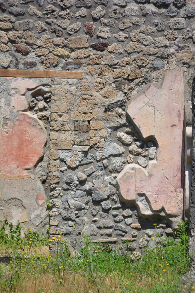 IX.5.14 Pompeii. May 2017. Peristyle k, north-east corner, east side of doorway to room L.
Foto Christian Beck, ERC Grant 681269 DCOR.
