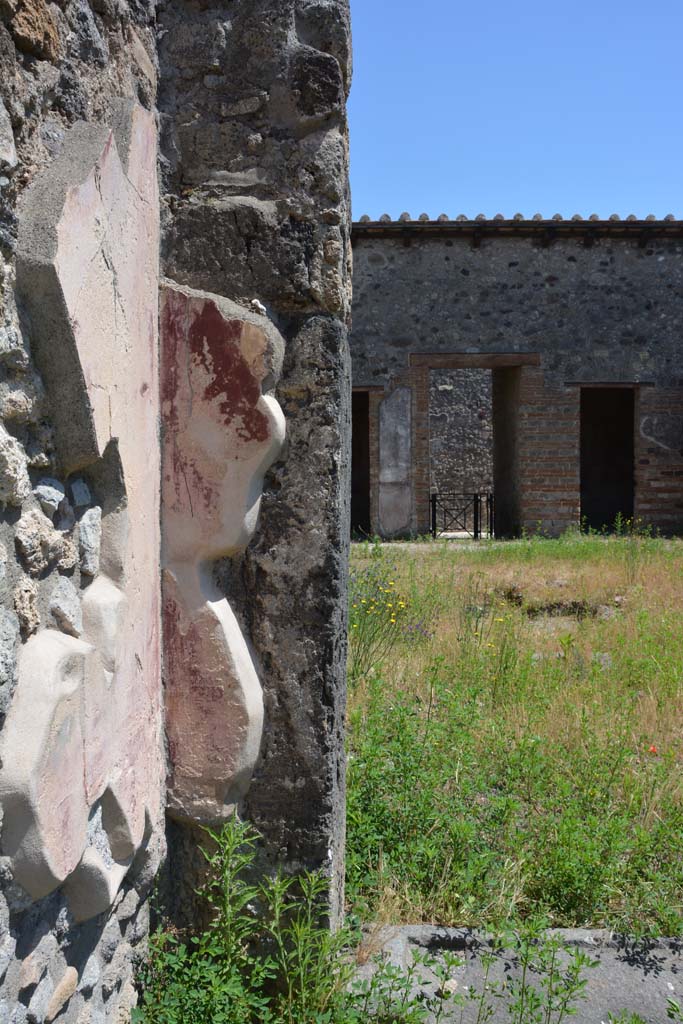 IX.5.14 Pompeii. May 2017. Peristyle k, north-east corner, looking across atrium b.
Foto Christian Beck, ERC Grant 681269 DCOR.
