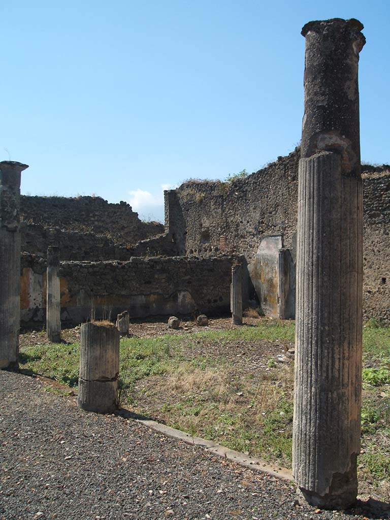 IX.5.14 Pompeii. May 2005. Looking south-west across peristyle k.