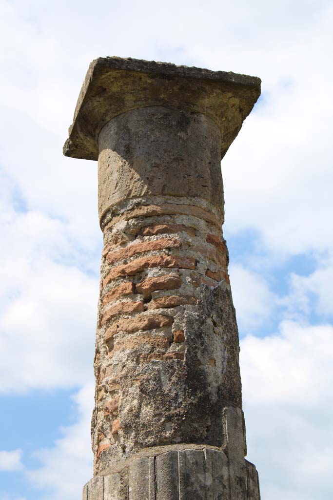 IX.5.14 Pompeii. May 2019. Room k, detail from top of column.
Foto Christian Beck, ERC Grant 681269 DCOR.
