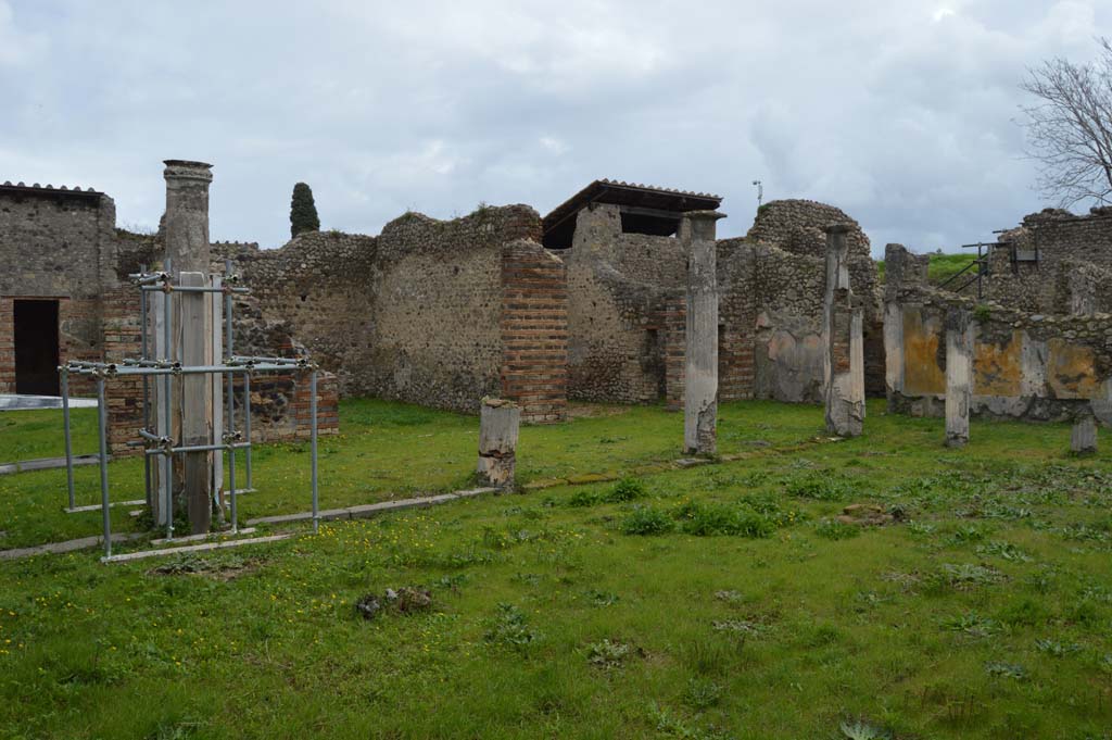 IX.5.14 Pompeii. March 2018. Looking south-east towards rooms on east side of portico k.
Foto Taylor Lauritsen, ERC Grant 681269 DCOR.
