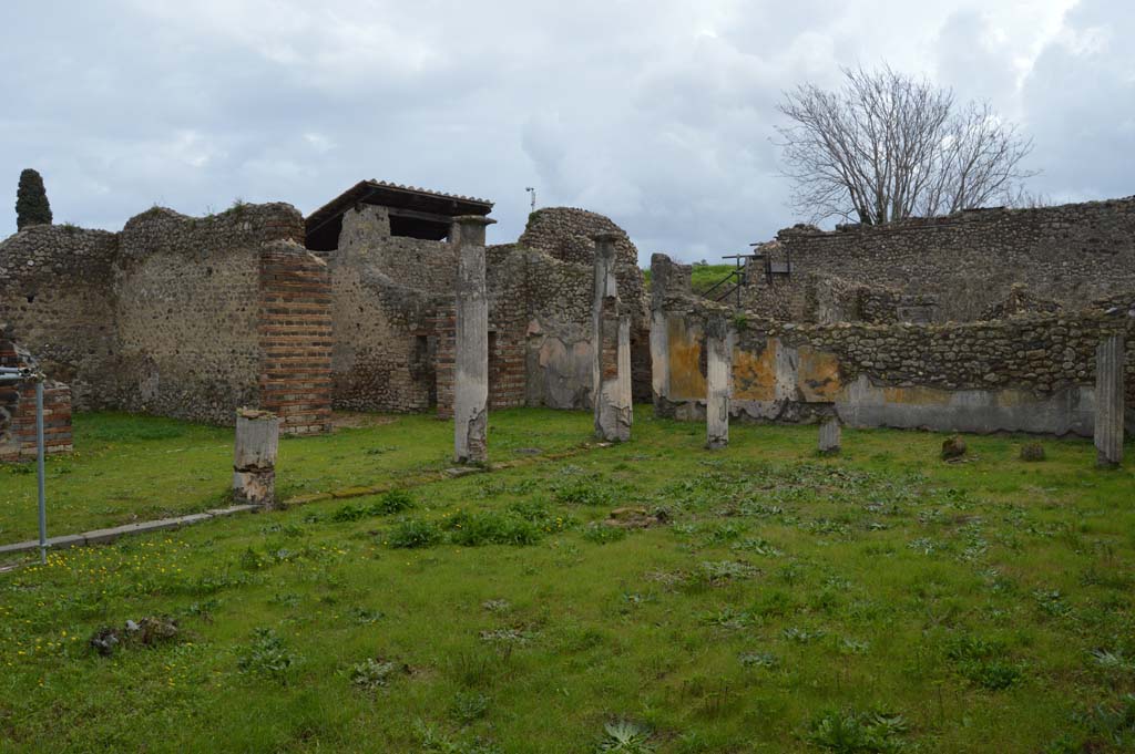 IX.5.14 Pompeii. March 2018. South-east corner of portico k.
Foto Taylor Lauritsen, ERC Grant 681269 DCOR.
