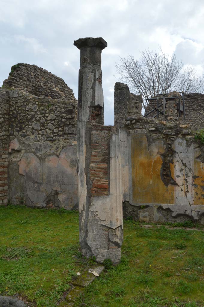 IX.5.14 Pompeii. March 2018. South-east corner of portico k, detail of column.
Foto Taylor Lauritsen, ERC Grant 681269 DCOR.

